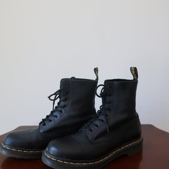 Dr. Marten's 1460 Black Boots Women's US Size 9. - Picture 2 of 4